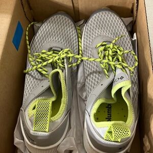 Columbia men’s Light Gray and Neon Yellow Athletic Shoes